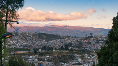quito al tramonto ecuador