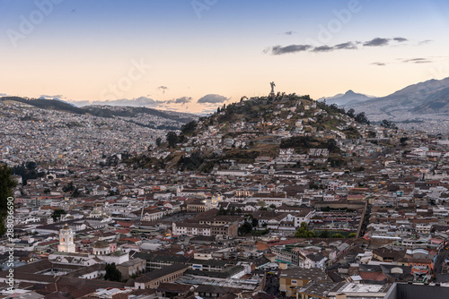 quito al tramonto ecuador
