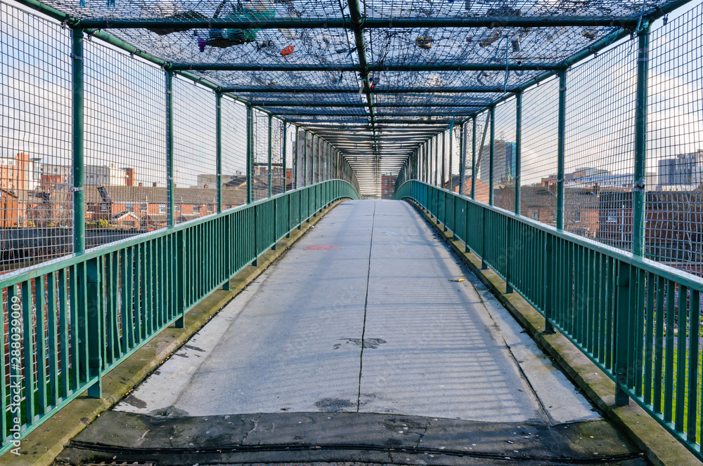 Fototapeta premium Empty inner-city pedestrian footbridge