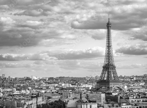 パリ 凱旋門から眺めるエッフェル塔 モノクロ