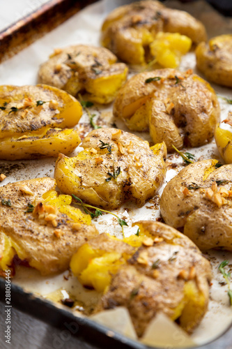 Φωτογραφία Homemade garlic thyme smashed potatoes, low angle view. Close-up.