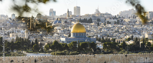 Obraz na płótnie View from above, stunning view of the Jerusalem skyline with the beautiful Dome of the Rock (Al-Aqsa Mosque). Picture taken from the Mount of Olives adjacent to Jerusalem's Old City. w salonie