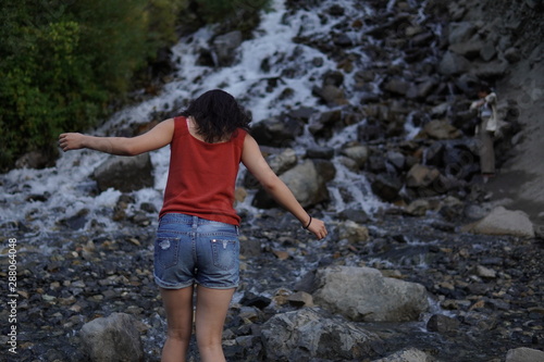 滝を突き進む女性