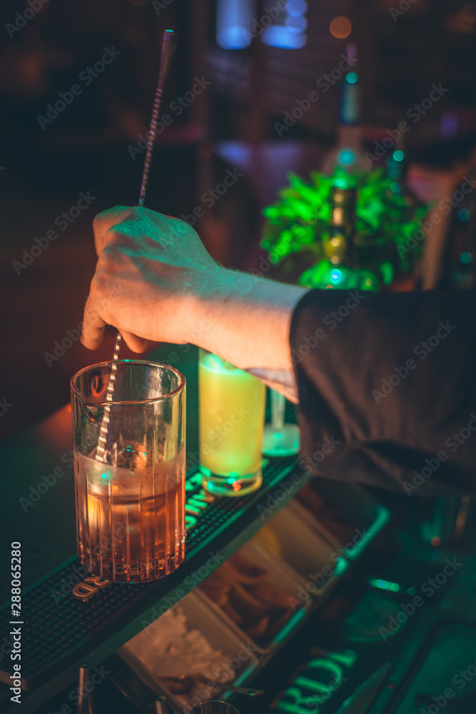 bartendere prepara un cocktail
