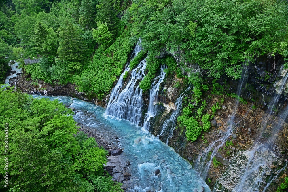 コバルトブルーの白ひげの滝の情景＠美瑛、北海道