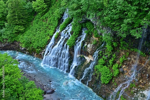 コバルトブルーの白ひげの滝の情景＠美瑛、北海道