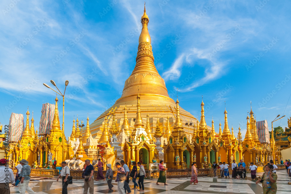 Fototapeta premium Shwedagon Paya pagoda, or Shwedagon Zedi Daw, Yangon, Myanmar