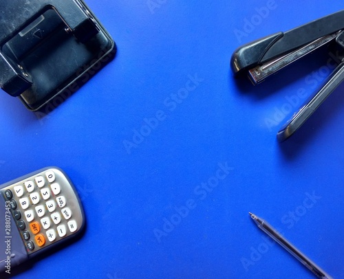 Foto Stapler, calculator, pen office equipment. Office work