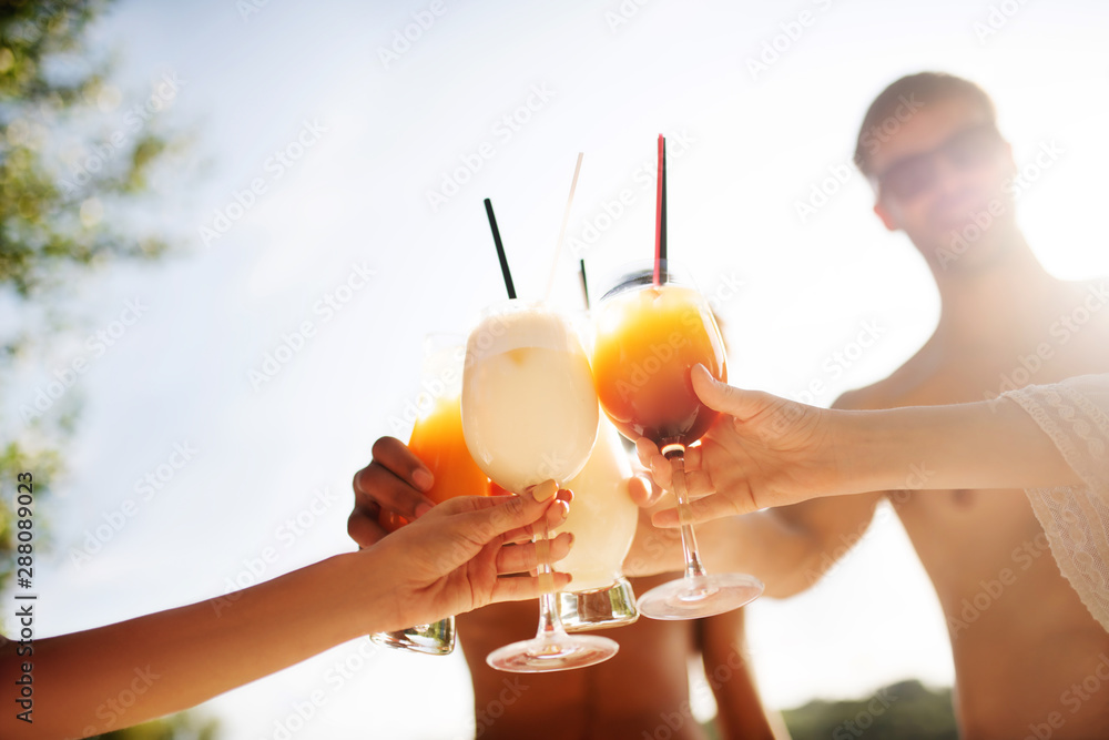 Close up of millennials drinking summer cocktails - obrazy, fototapety, plakaty 