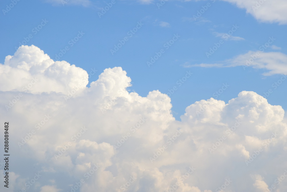 Weiße Haufenwolken - Wolken vor blauen Himmel Weiße Haufenwolken - Wolken vor blauen Himmel