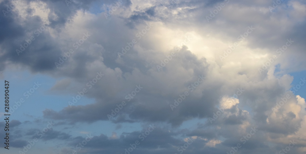 Kondensstreifen am blauen Himmel - Horizont - Fluglinien