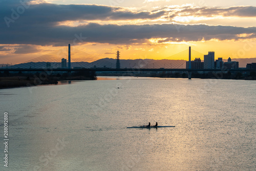 淀川の朝焼けと手漕ぎボート