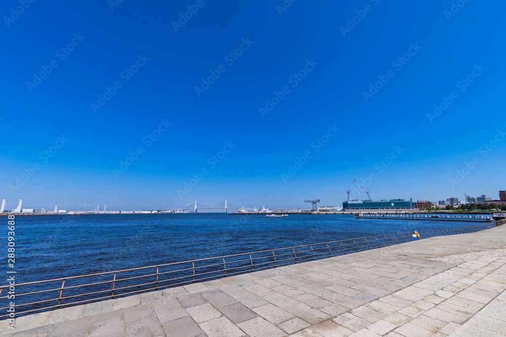 横浜 臨港パークと横浜港の風景
