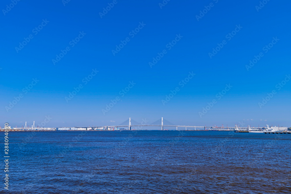 横浜 臨港パークと横浜港の風景