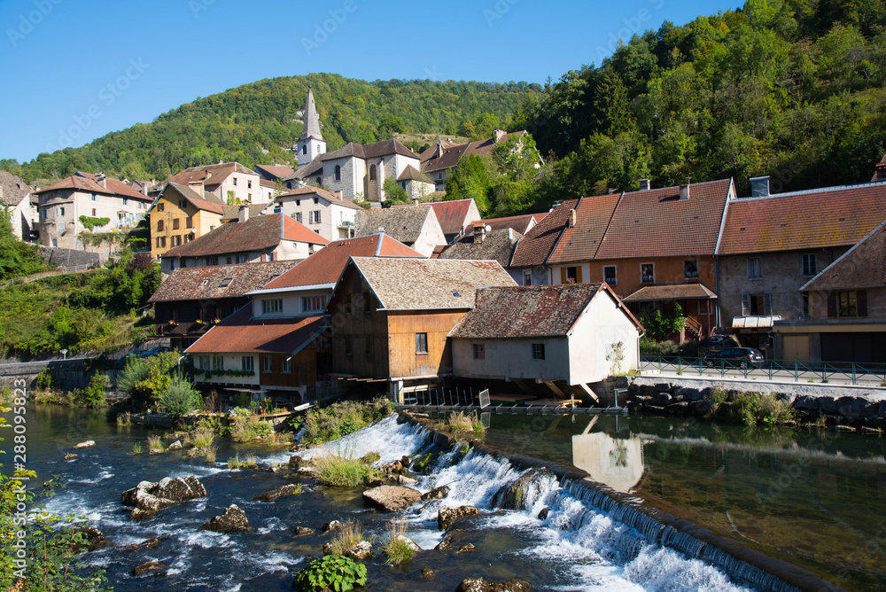 wunderschönes Dorf Lods im Franche Comté