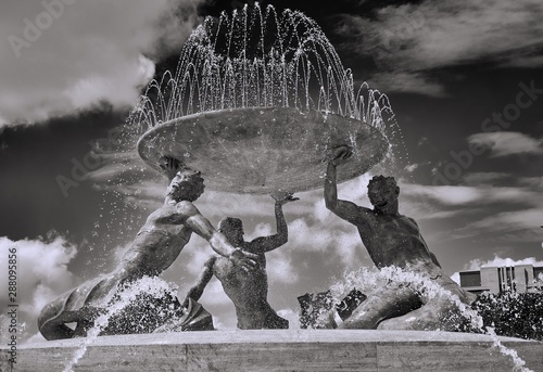 Foto Triton fountain with bronze figures in Valletta, Malta