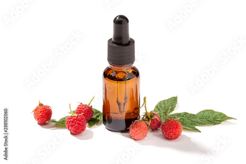 Foto Raspberry essential oil isolated on white background