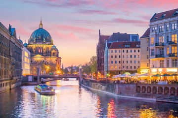 Fototapete Berlin Berliner Skyline mit Spree bei Sonnenuntergang  © f11photo