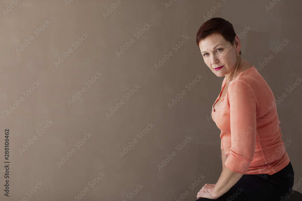 Obraz premium Confident mature woman with pink t-shirt