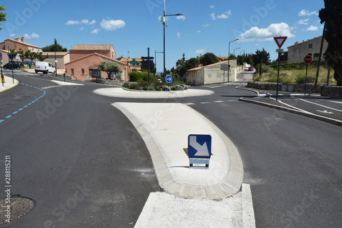 Rond-point en pleine ville Leucate Aude, Occitanie photo