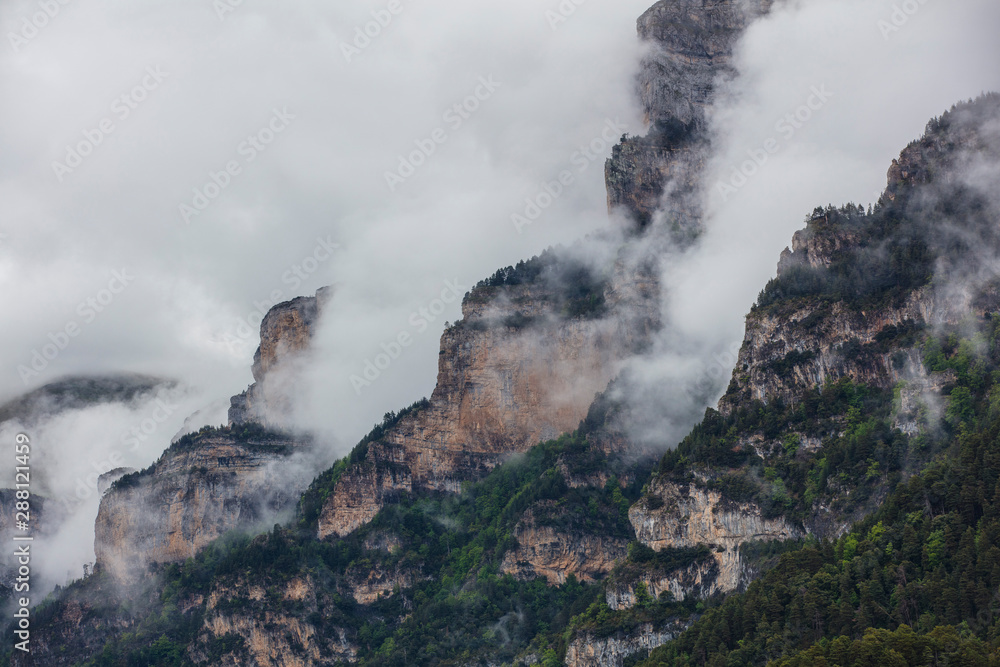 Nebel am Berghang in den Pyrenäen