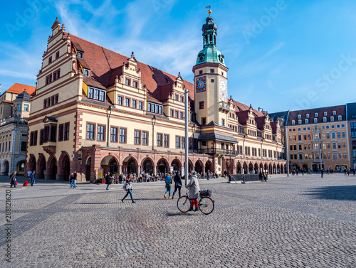 Leipziger Rathaus mit Marktplatz im Zentrum photo