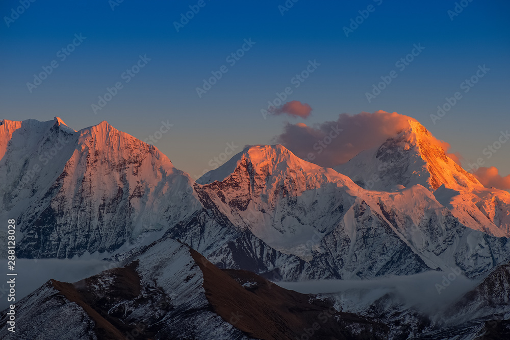 Obraz premium Sunrise and sunset on the mountain