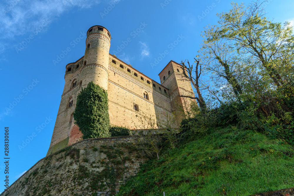 Piemonte Langhe vigne e Castello di Serralunga d'Alba