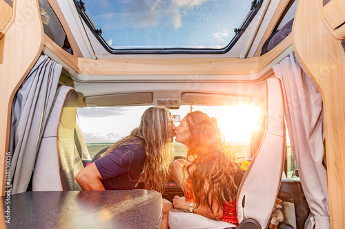 Paar im Wohnmobil bei Sonnenuntergang in Romantischer Stimmung