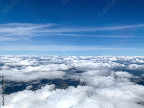 Luftaufnahme eines blauen Himmels mit weißen Wolken  Aussicht aus dem Flugzeug © moofushi