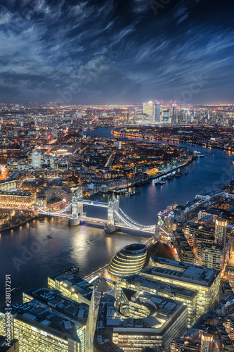 Blick auf London am Abend: von der Tower Bridge entlang der Themse bis zum Finanzzentrum Canary Wharf 