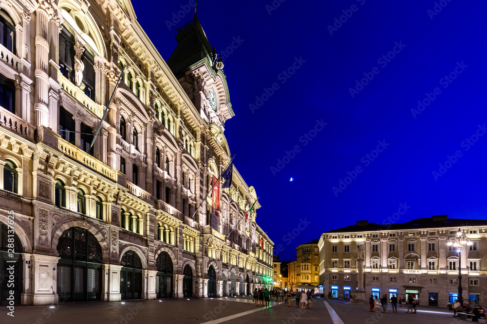 Trieste Piazza Italia vista notturna