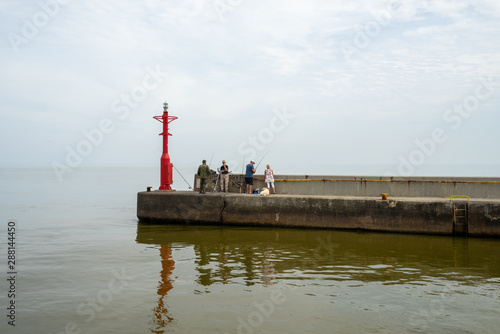 Wędkowanie nad morzem z molo photo