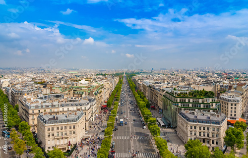 Murais de parede Lovely panoramic aerial view of the famous Avenue des Champs-Élysées in Paris on a nice sunny day with a blue sky at the horizon