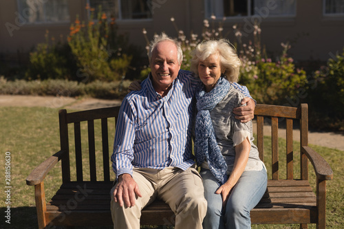 Photography Senior couple sitting with arm around in the park
