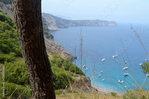 Paisaje de cala con veleros