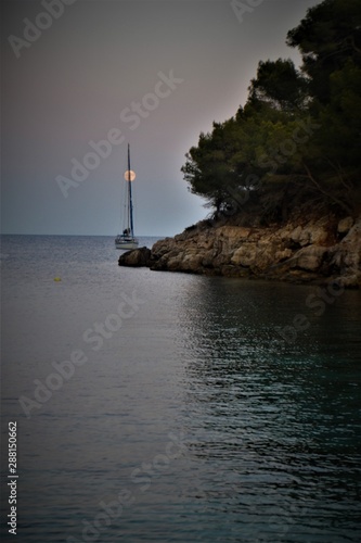 Luna llena en el mar