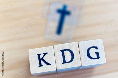 Buchstaben mit in deutsch KDG Katholisches Datenschutzgesetz in englisch Catholic data protection law mit Lichtern im Hintergrund