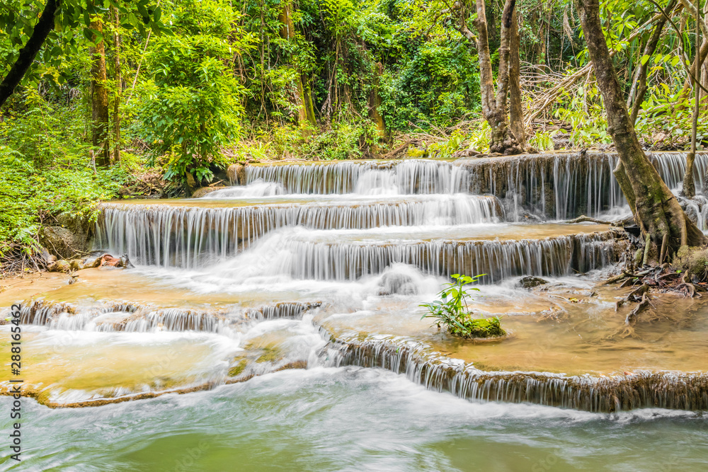 Obraz premium Huai Mae Khamin Waterfalls in Tropical Rainforest at Kanchanaburi Province, Thailand