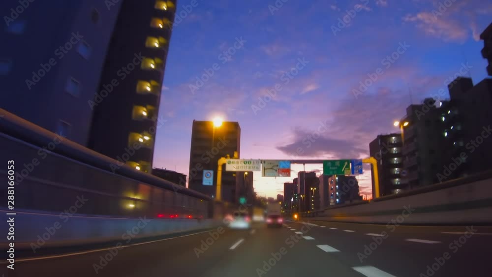 高速道路を走る自動車の車内から見る風景