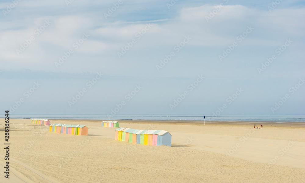 Effilement de cabines de bain sur la plage de Berck, Hauts-de-France, France, La Manche Effilement de cabines de bain sur la plage de Berck, Hauts-de-France, France, La Manche
