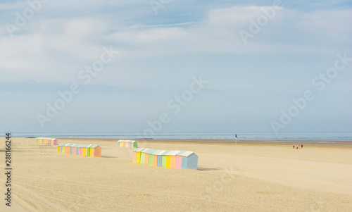 Effilement de cabines de bain sur la plage de Berck, Hauts-de-France, France, La Manche