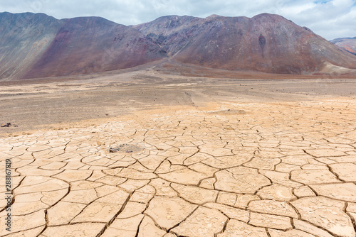 Obraz na płótnie Dry cracked earth, Atacama, Chile w salonie