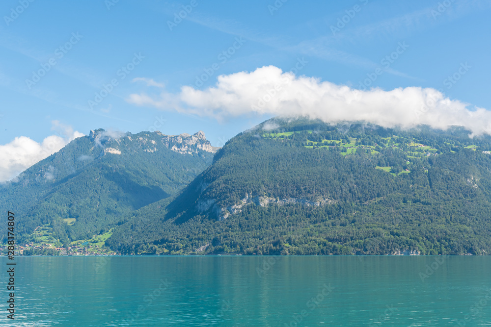 Blick über den See auf die Berge in der Schweiz