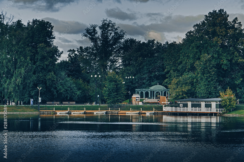 Naklejka premium City pond in the Park in retro style