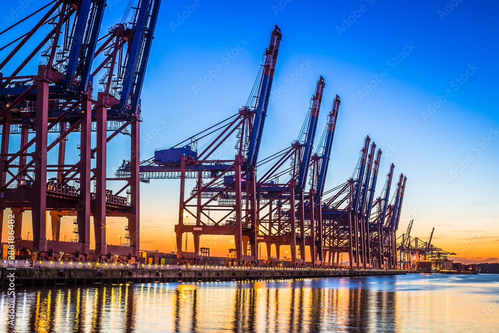 Fototapeta premium Hamburger Containerhafen bei Nacht