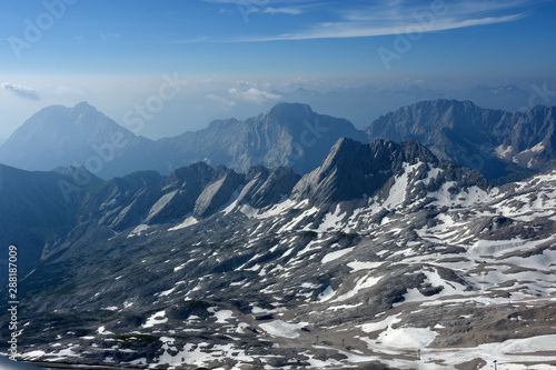 Zugspitzplatt in Bayern, Deutschland, bei diesigem Wetter photo