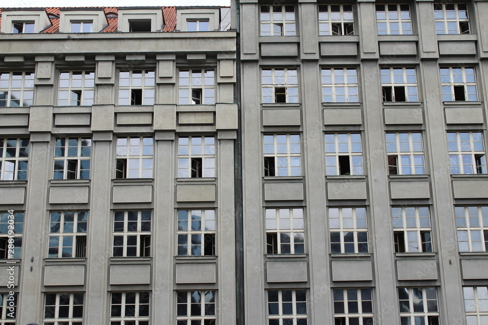 Obraz premium Vetrate edificio repubblica ceca finestre aperte