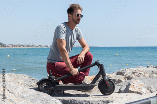 Modelo con patinete eléctrico, modo de vida sostenible
