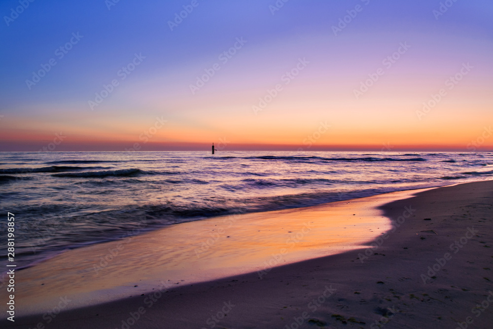 piękny zachód słońca nad morzem, plaża